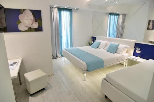 Deluxe Quadruple Room image 10