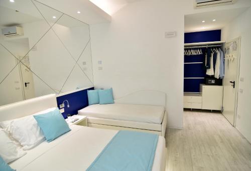 Deluxe Quadruple Room image 8