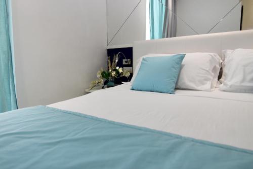 Deluxe Double Room with Side Sea View image 7
