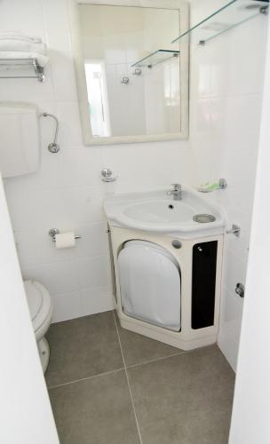 Small Double Room image 7