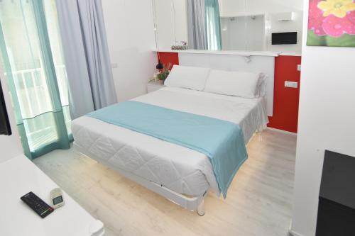 Small Double Room image 6