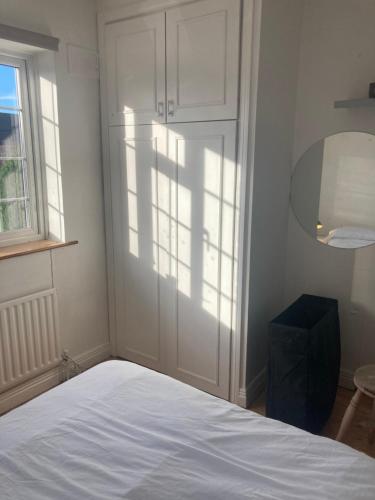 Entire Terraced two story redbrick house with parking in secluded cul de sac, Dublín (foto 8)