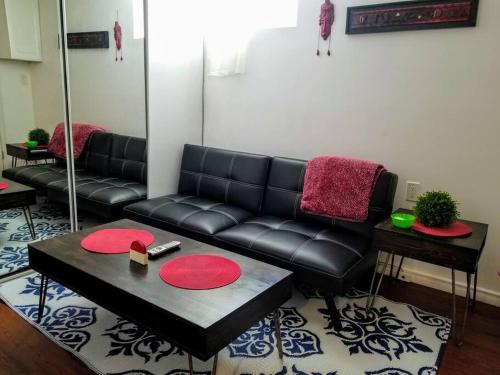 Moderna Suite - Cozy, Chic Basic Private Suite