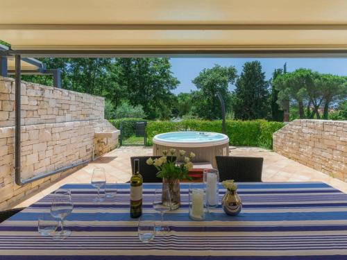 Villa Bobos place with Jacuzzi 46E - Accommodation - Umag