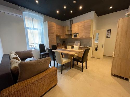 2 bedrooms, 5 beds