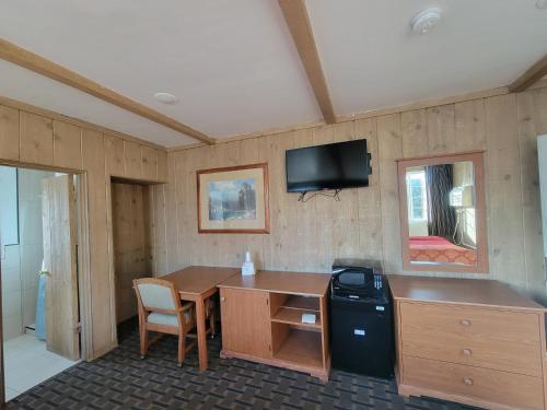 Townhouse Motel - image 9