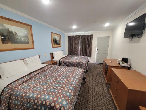 Townhouse Motel - image 2