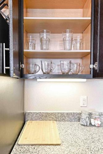 Simplicity Suite, FREE Parking, WiFi, Close To Restaurants, Entertainment and More !!