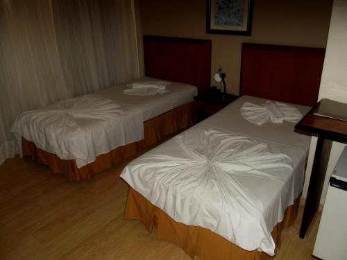 2 twin beds