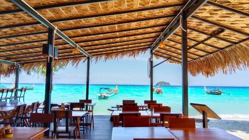 ซีทูมูน หลีเป๊ะ (Sea To Moon Lipe) in ซันไรซ์ บีช