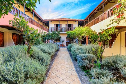 ทัศนียภาพภายนอกโรงแรม, Rigas Hotel Skopelos in สโคเพโลส