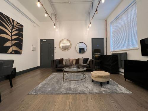 Cool warehouse conversion apt in Chiswick London/west W4