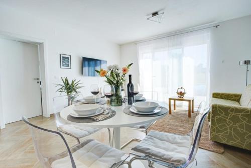 App Eja with pool and sea view