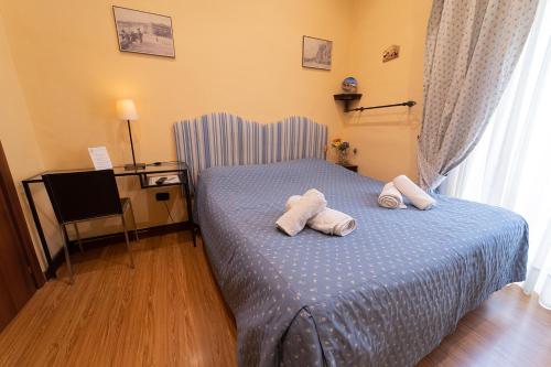 Small Double Room image 10