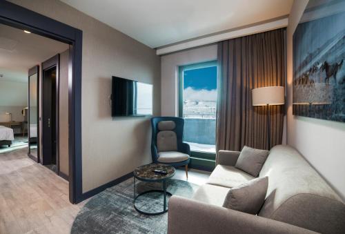 Junior Suite - Mountain View - Balcony image 8