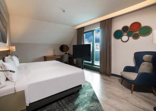 Junior Suite - Mountain View - Balcony image 7