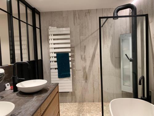 Ванна кімната, Appartement OP het strand, enfin, zo goed als... in Коксійде