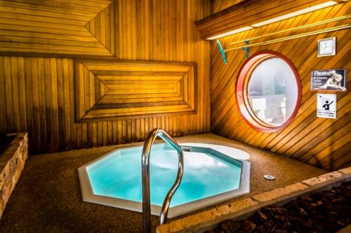 Úszómedence, Rustlers Lodge in Sundre (AB)