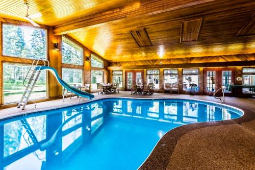 Úszómedence, Rustlers Lodge in Sundre (AB)