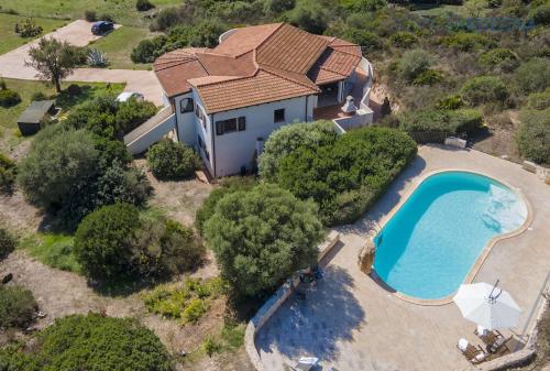 Villa Verde con piscina indipendente con 5 camere e 4 bagni