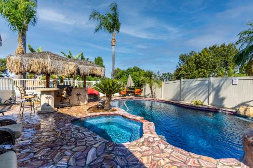 PRIVATE PICKLEBALL, POOL AND PALMS RESORT in Corona, USA