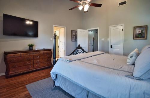 Home On the Green in Salado, USA