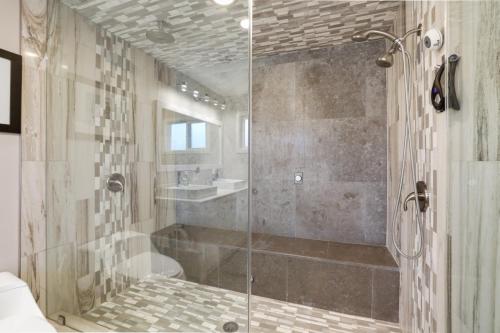 Perfect Group Getaway , Private Pool & Hot Tub, 2 Kitchens, Walk to Dining