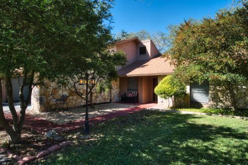 Home On the Green in Salado, USA