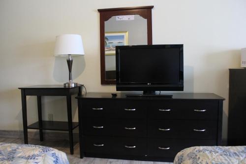 Standard Queen Room with Two Queen Beds image 9