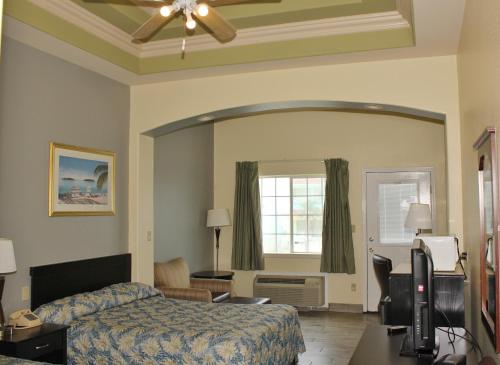 Queen Room with Pool View image 9