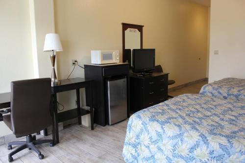 Standard Queen Room with Two Queen Beds image 5
