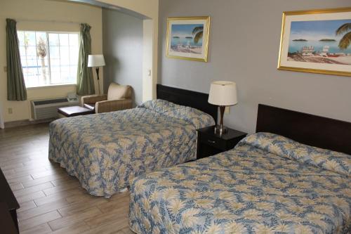 Standard Queen Room with Two Queen Beds image 6