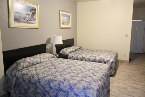Standard Queen Room with Two Queen Beds image 4