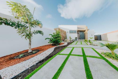 Villa Moscardini Aruba 2 min to Eagle Beach 4 bedrooms