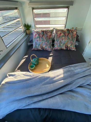 Crescent Head, stylish retro caravan, deck, bathroom, private bush setting near beach