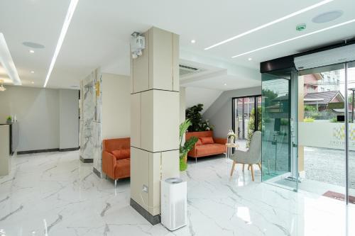 The Riski Hotel at Bangphlat Station - 로비