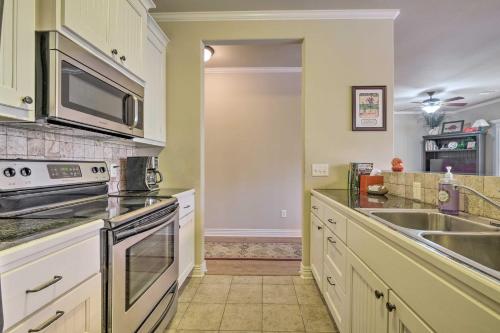 Fayetteville Apt by Univ of Arkansas Campus! in 費耶特維爾