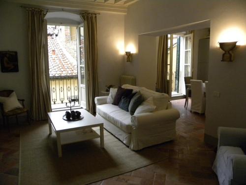  Bright, Bright, Spacious, 1 Bedroom Apartment in the Heart of Tuscany, Pension in Cortona