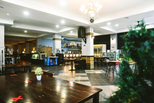 Restaurant, Leisure Cove Hotel & Apartments in Tanjung Bungah