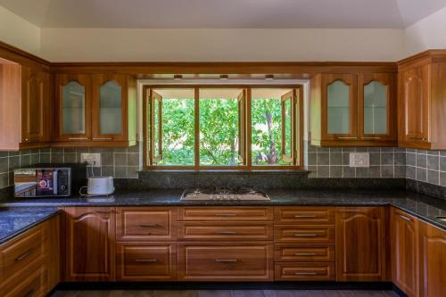 Emerald Leaf by Vista Rooms