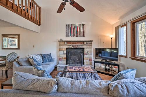 B&B Tobyhanna - Tobyhanna Home with Fire Pit, 4 Mi to State Park! - Bed and Breakfast Tobyhanna