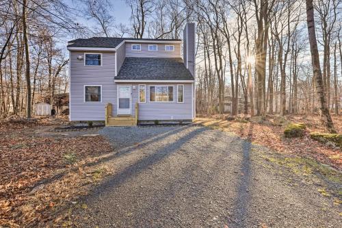 Tobyhanna Home with Fire Pit, 4 Mi to State Park! in Tobyhanna, USA