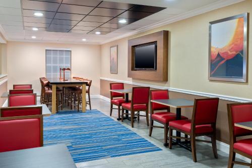 Food and beverages, Holiday Inn Express Hotel & Suites Bonita Springs in Bonita Springs (FL)