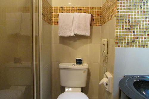 Bathroom, Oxford Hotel in Bugis