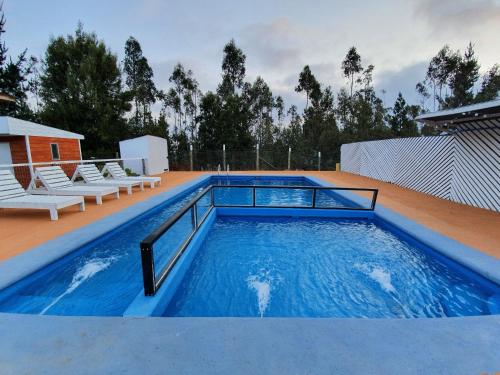 泳池, Cabañas Olas del Bosque (Cabanas Olas del Bosque) in 帕爾米利亞