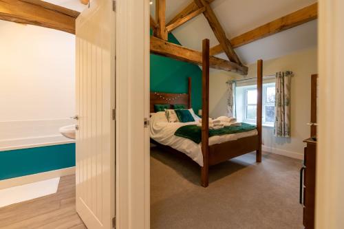 Caer Fedwen Barns Dyffryn Cottage King bed self catering with Hot Tub in Llandyrnog