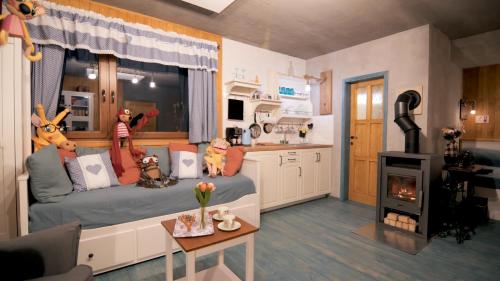 Rozkošný hosťovský apartmán s krbom v interiéri