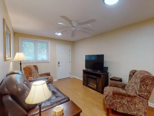 Delightful Getaway Steps from Forsyth Park, Heated Pool Access, By Southern Belle Savannah