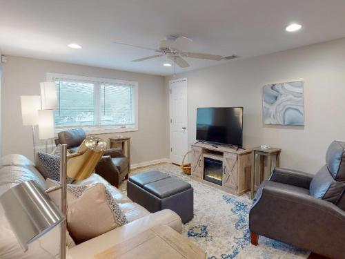 Evergreen Inn Sleeps 16, 2 Blocks to Forsyth Park, Heated Pool Access, By Southern Belle Savannah