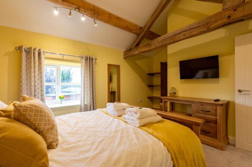Caer Fedwen Barns Heulog Cottage King Bed Self Catering with Private Hot Tub in Llandyrnog